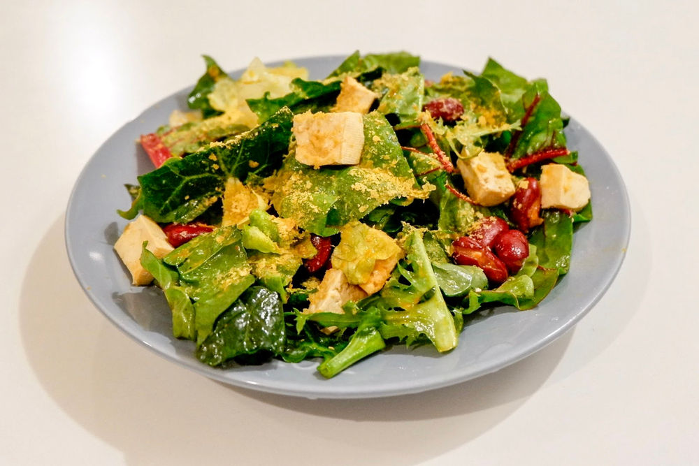 Spinach salad with marinated tofu