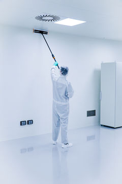 Reinigung eines Reinraumes nach ISO Standarts & GMP