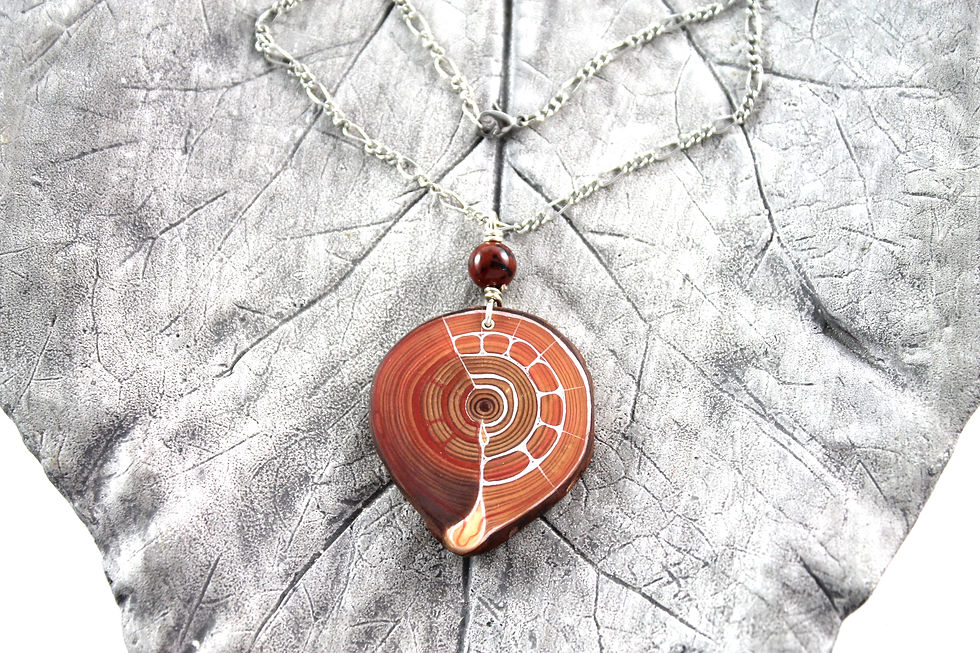 rotes Amulett mit Heilstein und Kette