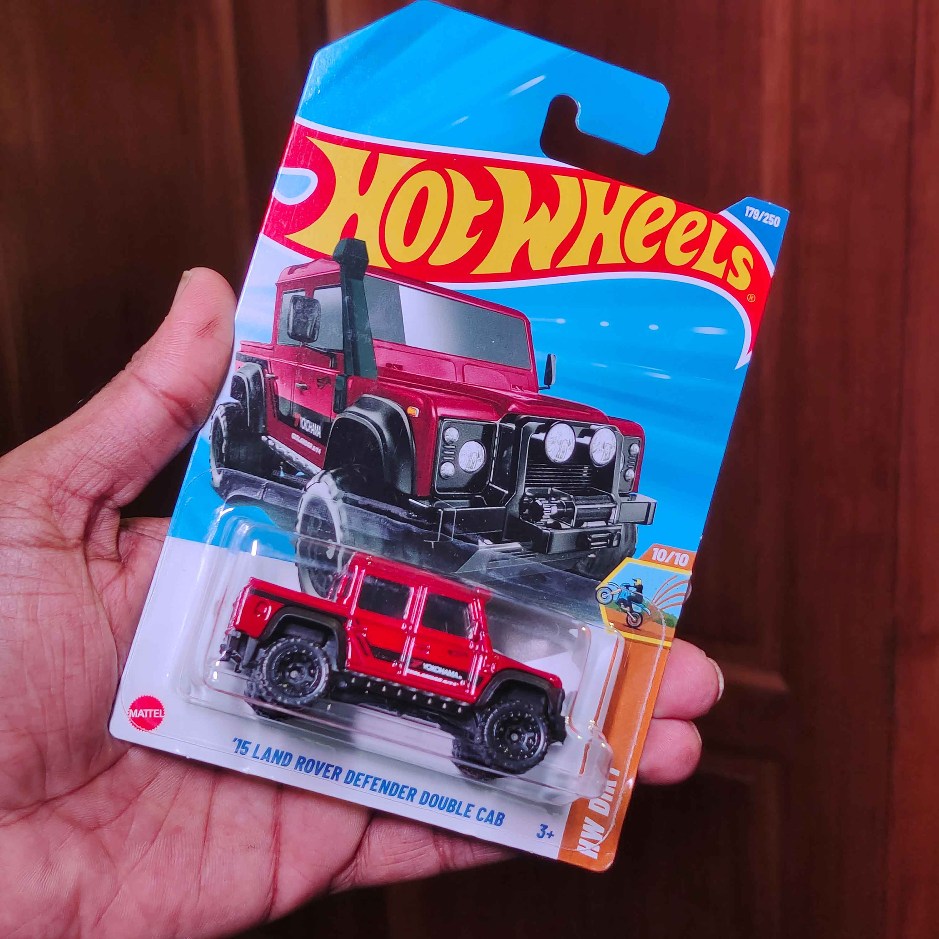 Hot Wheels 15 Land Rover Defender Double Cab Car