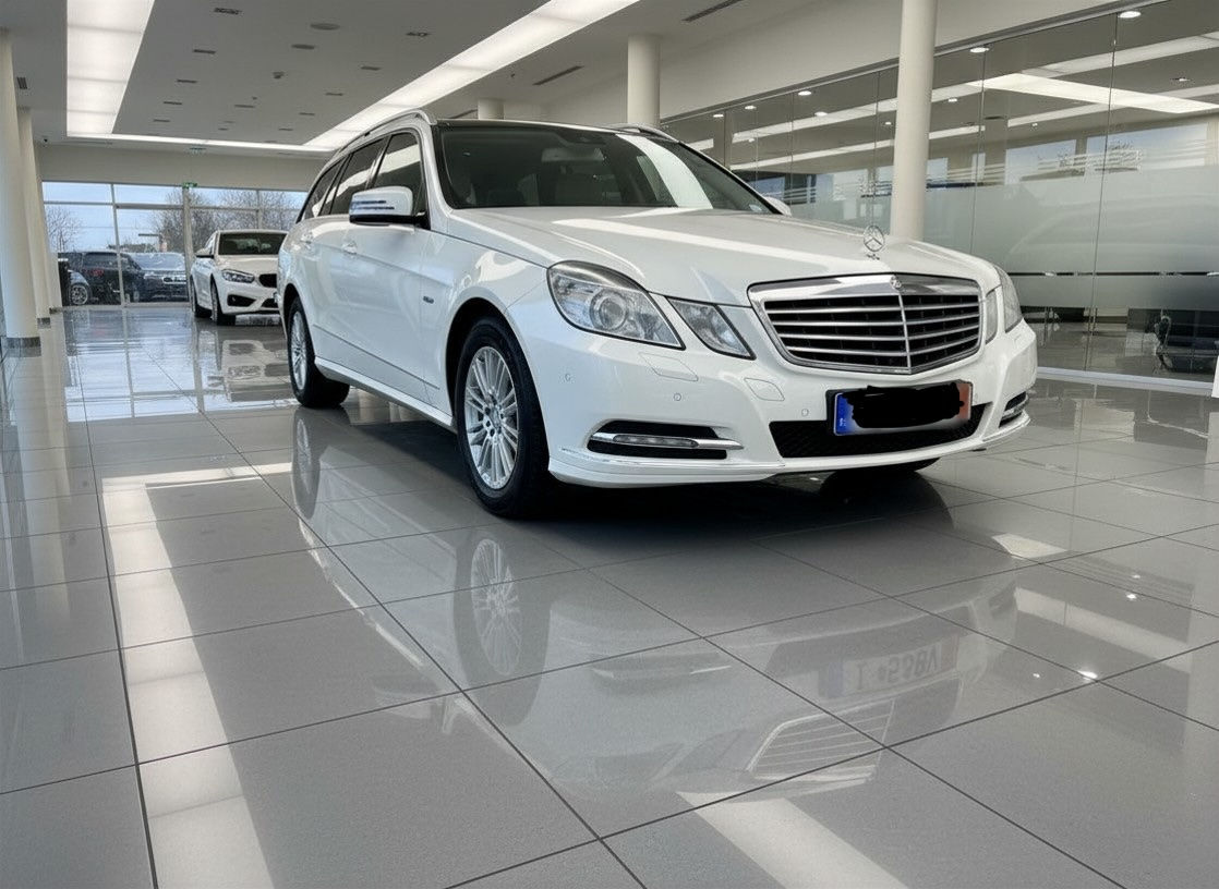 Mercedes E220 CDI T model - ELegance , Automata, Panorama - Szkonyv