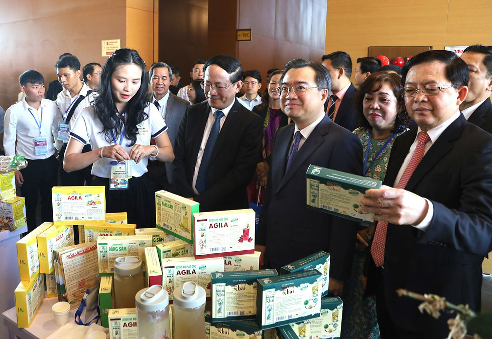 Ông Nguyễn Thanh Nghị - Ủy viên Bộ Chính trị, Bí thư Trung ương Đảng, Trưởng Ban Chính sách - Chiến lược Trung ương cùng Phó thủ tướng Chính phủ Hồ Quốc Dũng, tham quan một số sản phẩm được trưng bày tại Hội nghị Xúc tiến đầu tư Gia Lai - 2026