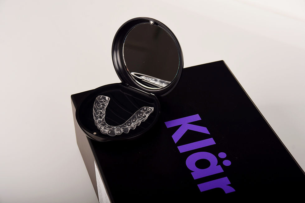 صورة مقربة لتقويم KLÄR الشفاف تُظهر تقويم أسنان غير مرئي عالي الجودة في دبي لتصحيح الابتسامة