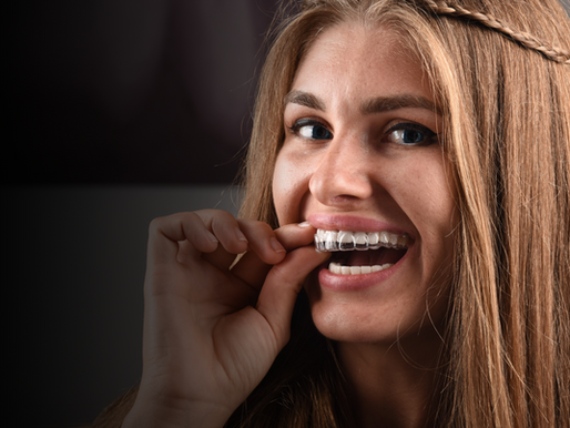 Smiling woman wearing KLÄR clear aligners in Dubai showing discreet teeth straightening and invisible braces solution