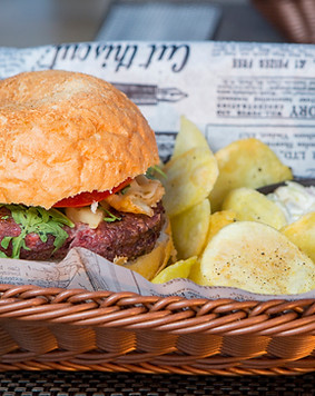 Fleischburger und Pommes