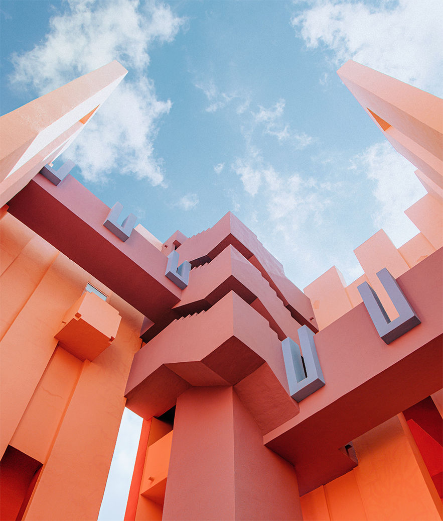Ejemplo de equilibrio asimétrico utilizando el interior del edificio Muralla Roja de Ricardo Bofill en Calpe, Alicante