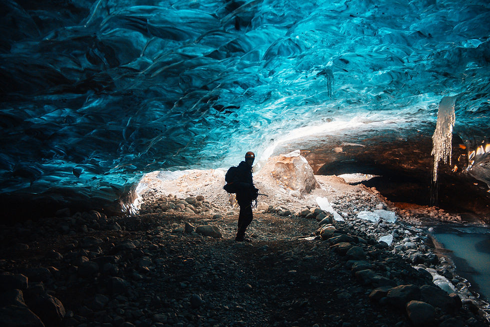 salida de la cueva de hielo glaciar en Vatnajökull, Islandia