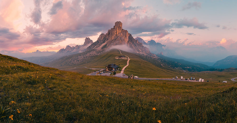 Panorámica del atardecer en Passo Giau, Dolomitas (Italia))