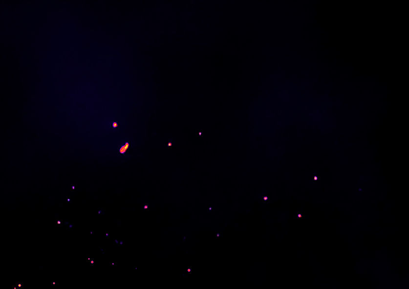 Tecnologia_digital_abstrata_pedra_luz_vermelha_em_fundo_preto-MENOS-FAISCAS.jpg