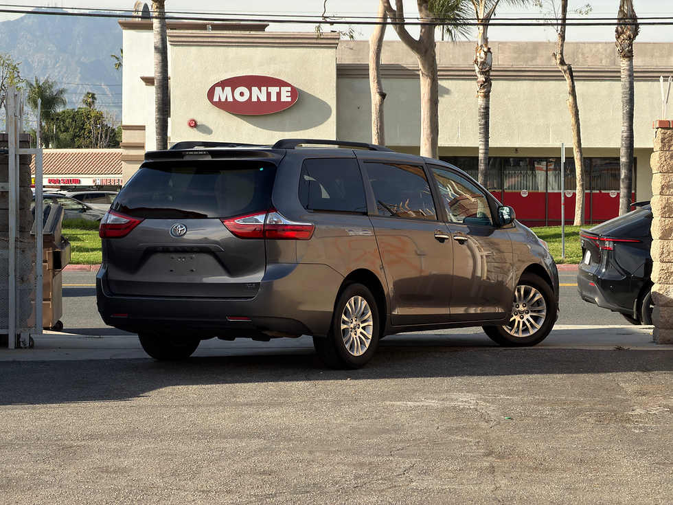 Thumbnail: 2017 Toyota Sienna XLE