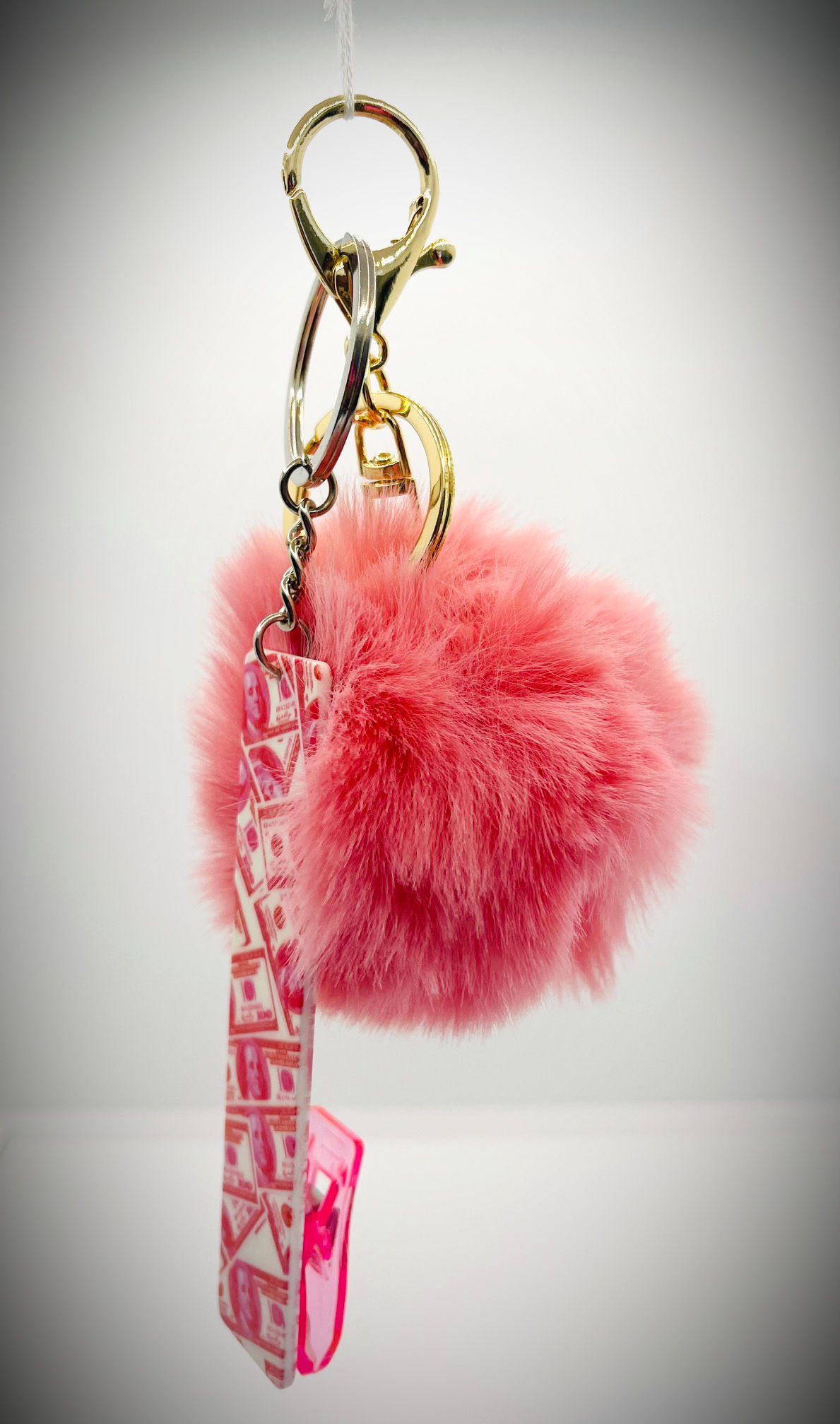 This convenient key chain is designed to assist with effortlessly pulling out your cards from your wallet