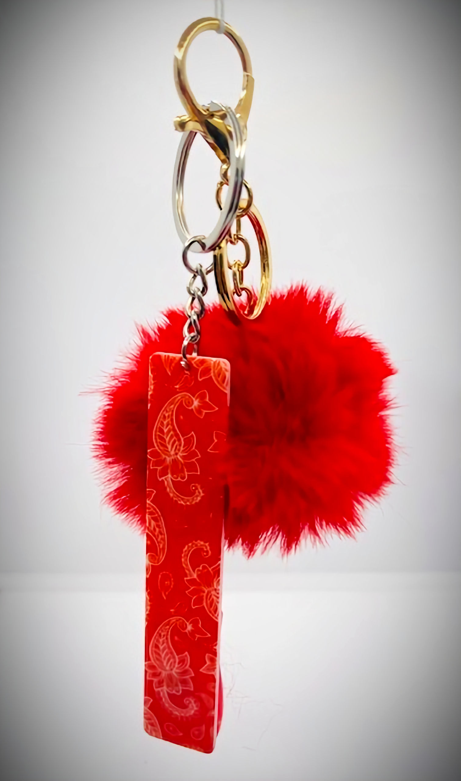 This convenient key chain is designed to assist with effortlessly pulling out your cards from your wallet