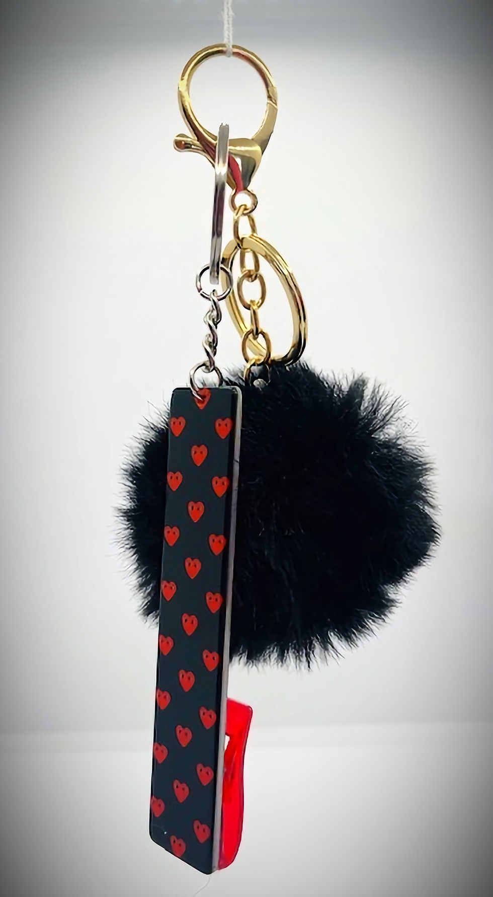 This convenient key chain is designed to assist with effortlessly pulling out your cards from your wallet