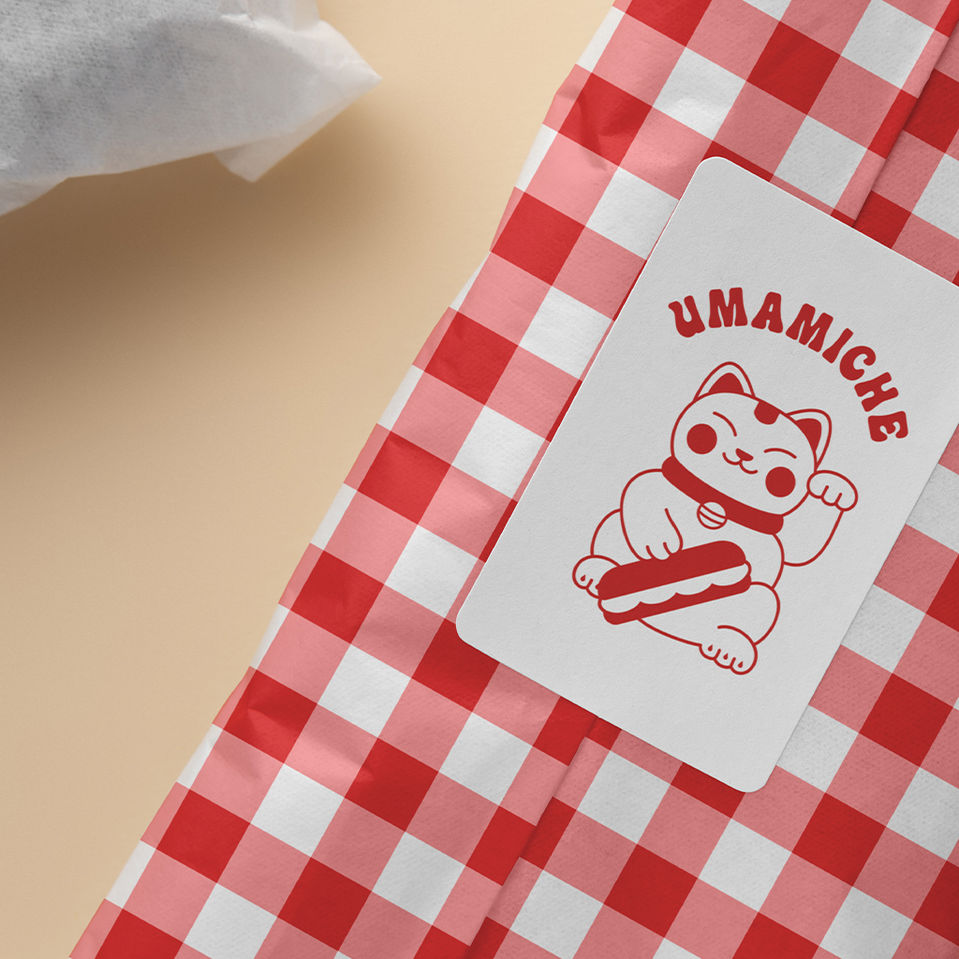 logo chat rouge Umamiche sur papier imprimé vichy