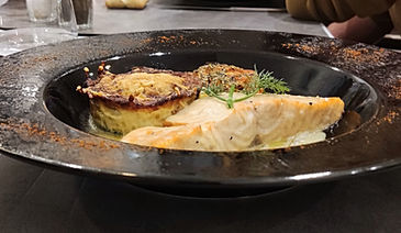 Gratin de pomme de terre, saumon et tomate farcie