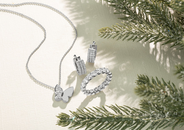 A Diamond set of a Necklace, Ring and Ear-Rings 