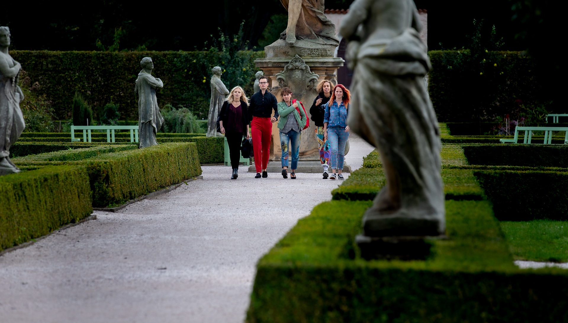 Film crew walking through Prague gardens Wie is the Mol?