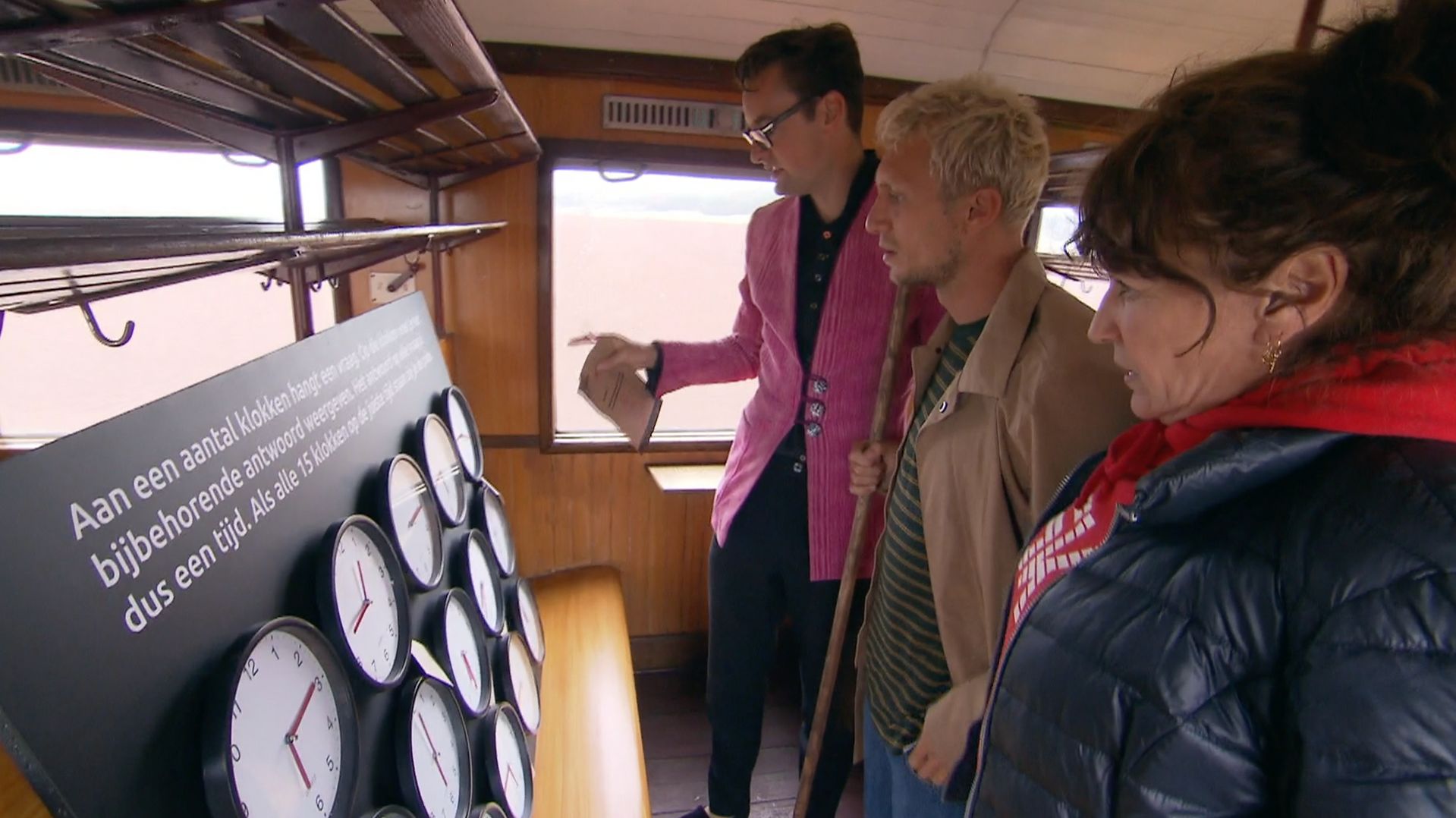 Three people exploring antique train clocks Wie is the Mol?