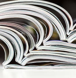 Revistas abiertas apiladas