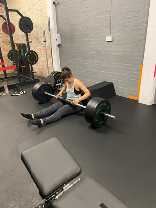 Kelly hip thrusting in the gym