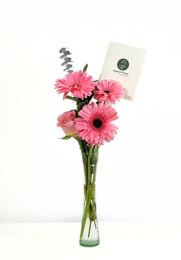 gerberas y rosas en florero día de las madres