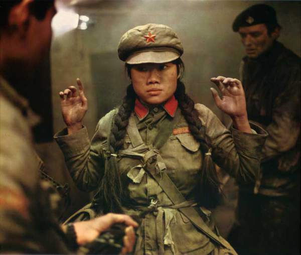 Gladyatörler, “Uluslarası Barış Oyunları” adında kurgu bir televizyon dizisini konu alıyor. Bu oyunlar, aslında Açlık Oyunları’ndan aşina olduğumuz gibi bir tür program. Dünyanın her yerinden katılımcılar iki gruba ayrılıyor ve hayatta kalmaya çalışarak oyunu bitirmeye çalışıyor.