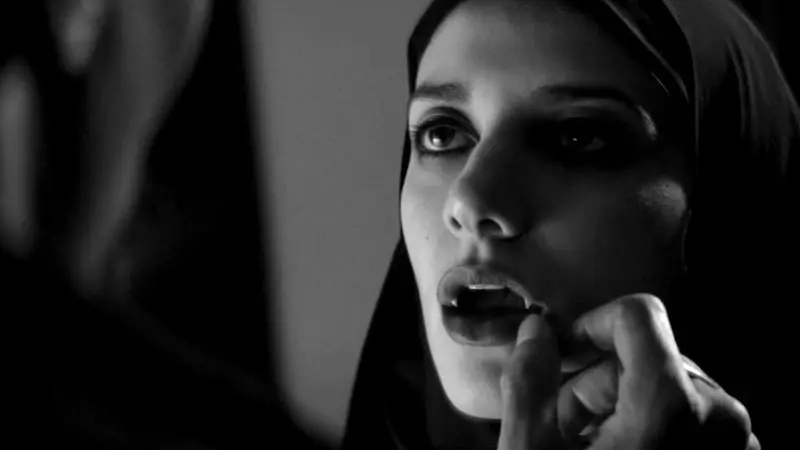 A Girl Walks Home Alone at Night (Ana Lily Amirpour, 2014)