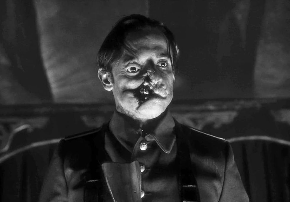 Aydınlatma mümkün olduğunca ‘’doğal’’ kullanılmış , sert ışık kaynaklarıyla çalışılmış.