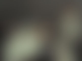 Peter Weiss’in 1963 yılında yazdığı Marat/Sade, tam adıyla “The Persecution and Assassination of Jean-Paul Marat as Performed by the Inmates of the Asylum of Charenton Under the Direction of the Marquis de Sade”, hem tiyatro hem de sinema tarihinde sınırları zorlayan bir eserdir. Oyun, 1808 yılında Charenton Akıl Hastanesi’nde geçer; Marquis de Sade, burada kaldığı dönemde akıl hastalarına kendi yazdığı bir oyunu oynatır. Bu oyunun seyircileri ise hastane yöneticileri ve dönemin seçkin sınıfıdır. Bu çerçeve, hem sahnedeki performansı hem de dış dünyayı birbirine ayna gibi yansıtan katmanlı bir yapıyı mümkün kılar. Peter Brook’un 1967 tarihli film uyarlaması, bu yapıyı neredeyse bütünüyle korur. Sinema perdesine taşınmış bir tiyatro oyunudur, ancak izleyiciyi yormak yerine içine çeker.