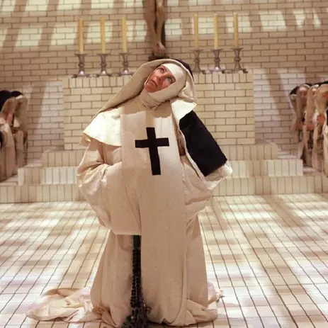 The Devils, 17. yüzyıl Fransa’sında yaşanan gerçek bir olaydan esinlenilerek beyaz perdeye aktarılmıştır. Dönemin Avrupa’sının kaotik ve karanlık atmosferinde; kara veba, mezhep savaşları ile büyük bir nüfus kaybına uğrayan Fransa’nın Katolik Kilisesi feodal derebeylikleri ve farklı mezhepleri ortadan kaldırmaya çalışmakta, özerk bölgelerin varlığına son vererek iktidarını genişletmek istemektedir.