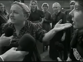 Bir yüzyılın sonu, bir bin yılın da. Kıyametten bahsediliyor. Milenyum. Kıyamet gerçekleştiyse de haberimiz olmadı. Peter Watkins, 1871'in izini sürüyor. Paris 11. Bölge olduğu yerde duruyor.  İleri saralım, 2071. Petre Wächter, 1871'in nöbetini devralmış. Komün ne demek, adil bir düzen sağlanabilir mi, 11. Bölge'ye ne olacak, burjuva bugün neye benziyor, Watkins-Watkins? Watkins, 1999'da Komün hakkında bir film yapmış.