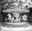 Carrousel fantaisiste d'hiver avec cheval blanc, arrière-plan de noël, Portrait de bébé et