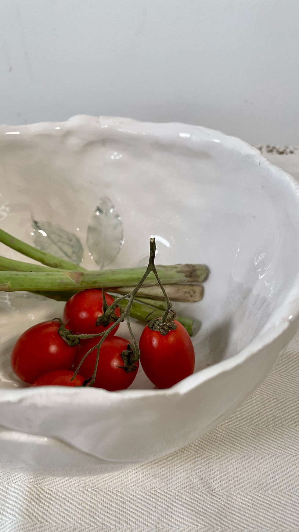 Bowl con foglie stagionali e scrittura in latino