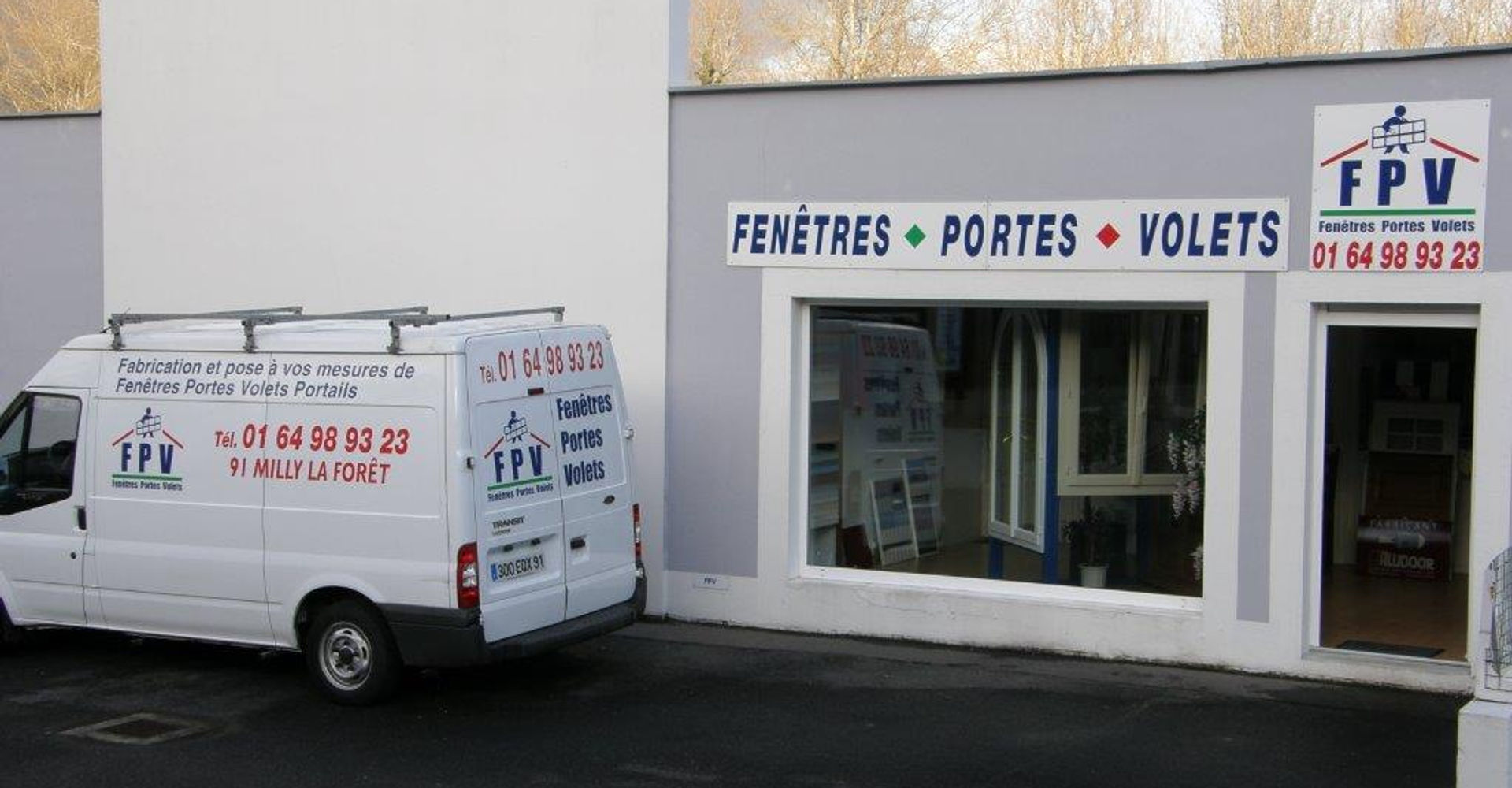 Boutique et salle d'exposition FPV vue de la rue à Prunay-sur-Essonne