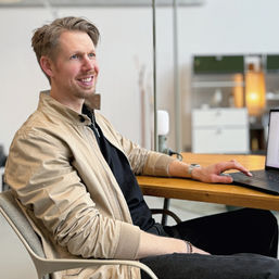 Mann mit beiger Jacke