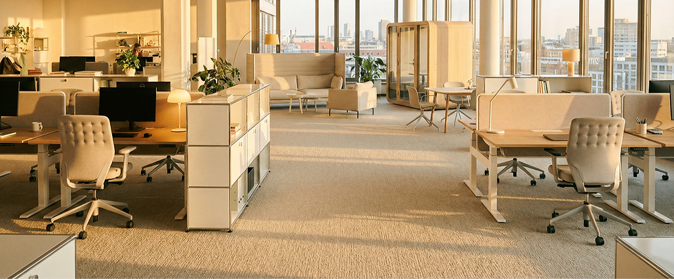 Modernes, helles Großraumbüro mit ergonomischen Arbeitsplätzen und komfortablem Loungebereich.