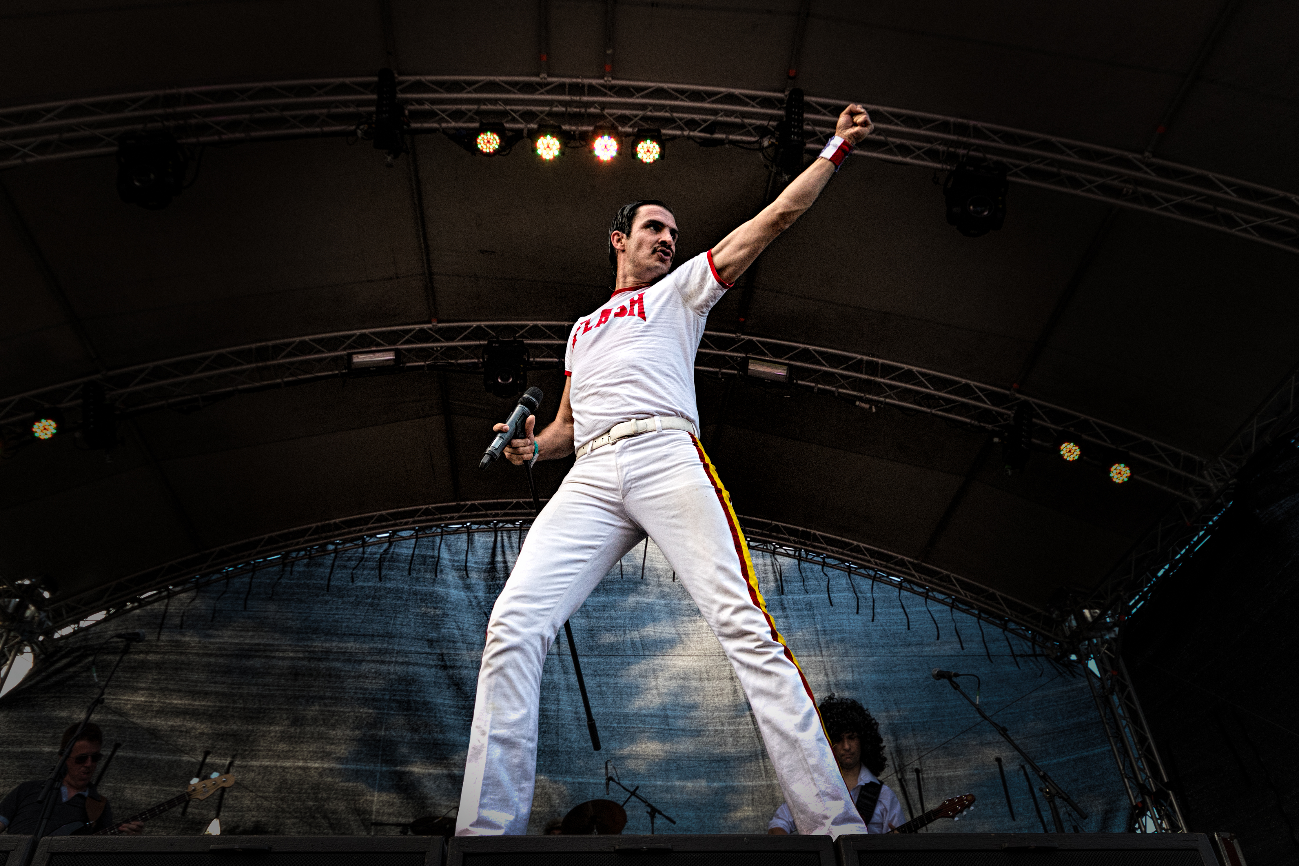 Фредди квин. Концерт фредди меркури на стадионе уэмбли 1986. Queen the show must go on обложка. Queen show must go on. Фредди меркури.