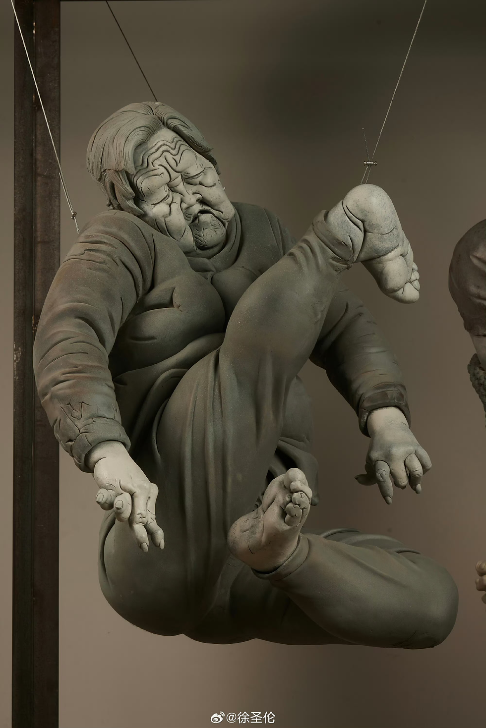 The elderly woman, face marked by deep lines and limbs twisted, hangs at the far left. (@Xu Shenglun/Weibo)
