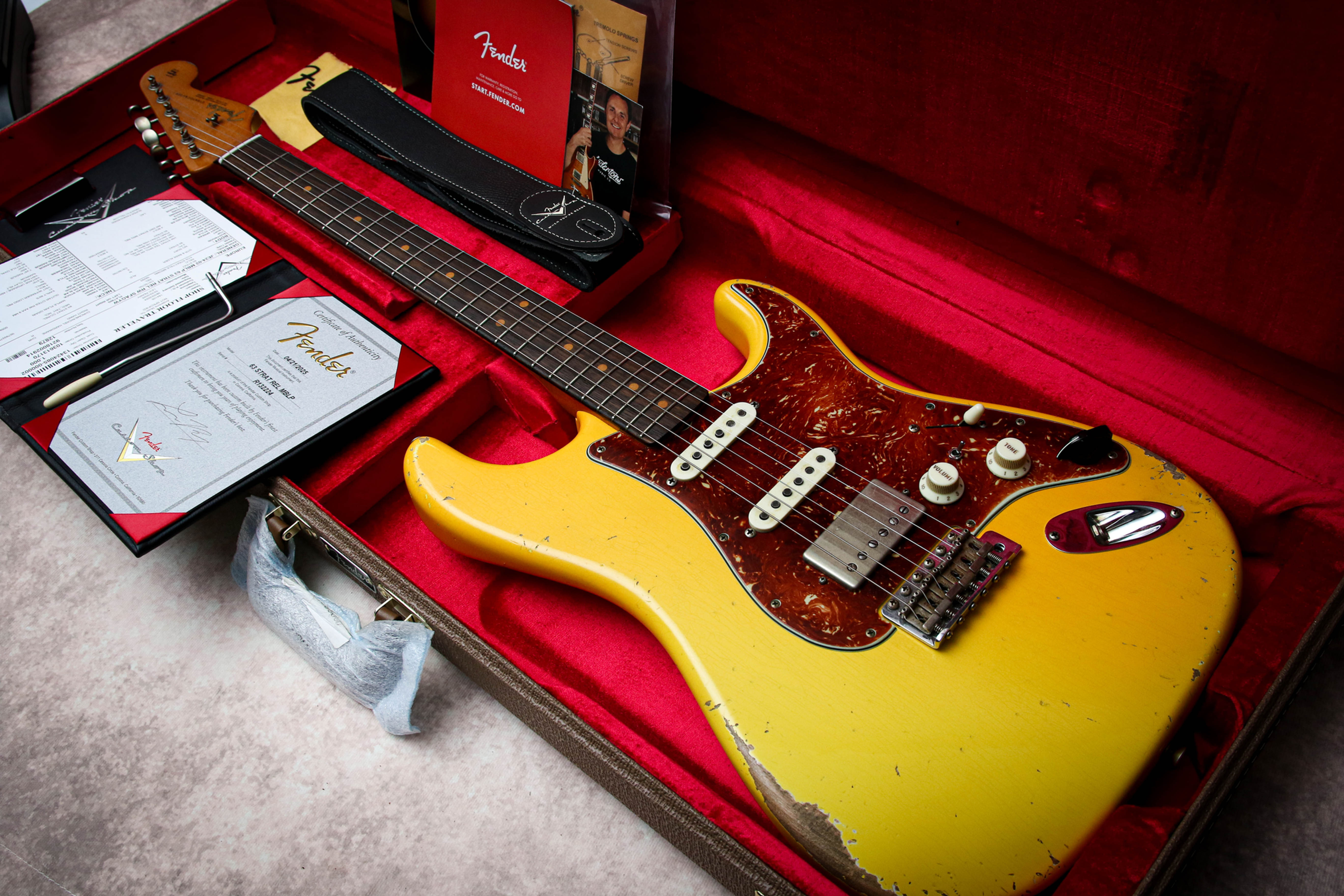 FENDER USA CS Masterbuilt 63' Reissue Stratocaster Relic *Levi Perry