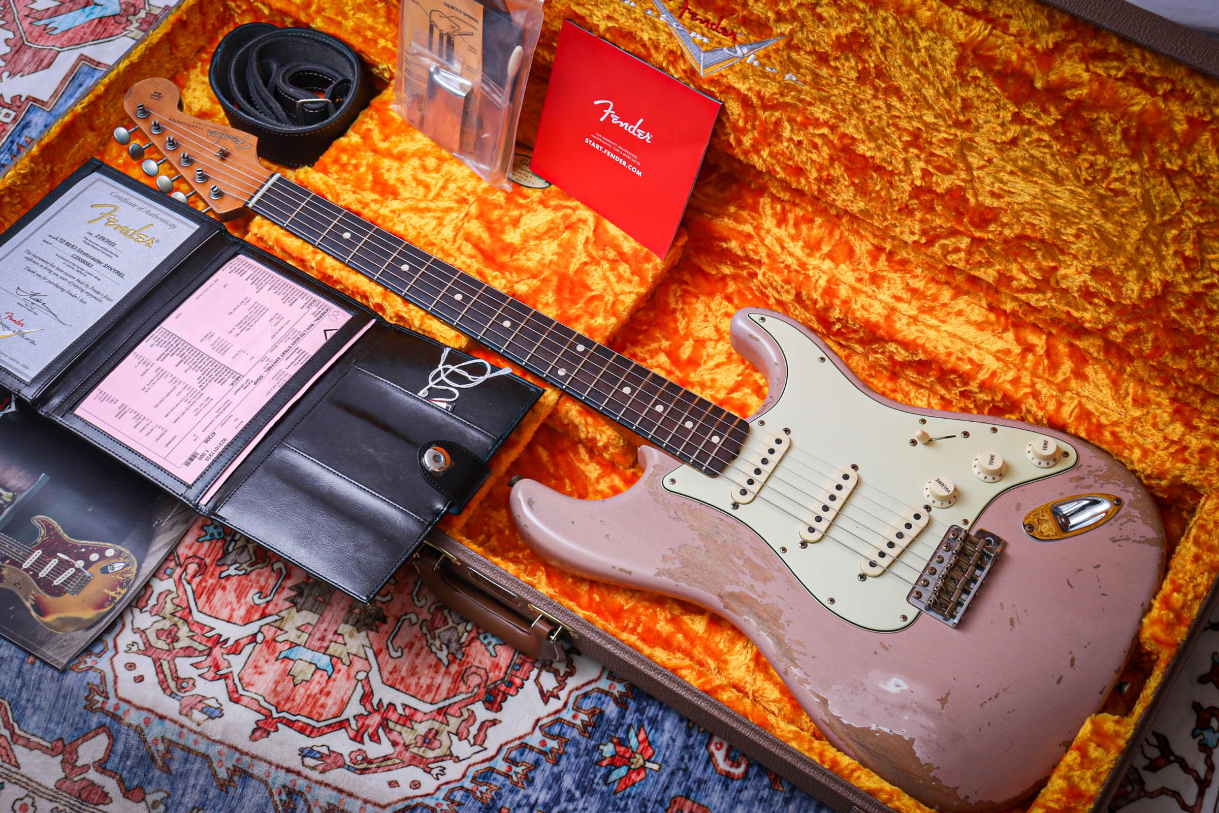 FENDER USA Custom Shop Ltd 60/63 Namm Super Heavy Relic Stratocaster Shell Pink