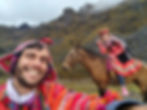 Turista a caballo con traje típico de la comunidad de Patacancha,