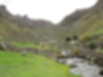 Valle andino con arroyo y muros en piedras en temporada de lluvia.