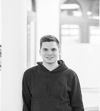 Profilbild_Basti_Reh_Hoodie_Fern_edited.jpg