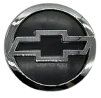 Logotipo de Chevrolet plateado sobre fondo negro, diseño automotriz elegante y moderno.