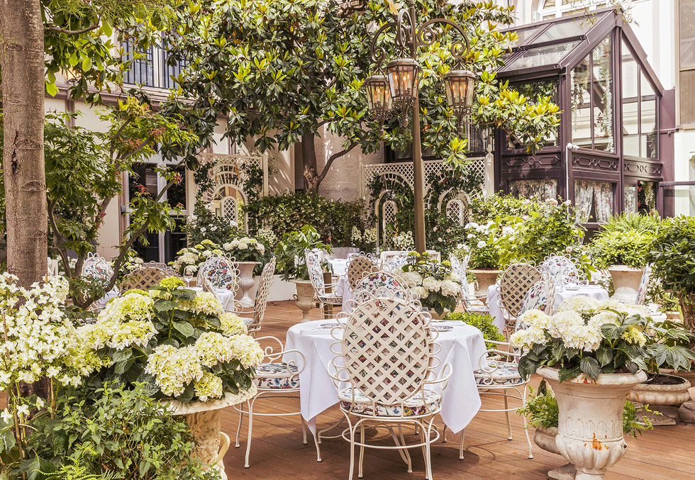 Garden courtyard: Garden courtyard dining at Renaissance Paris Nobel Tour Eiffel Hotel
