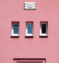 Minimalistische rosa Fassade