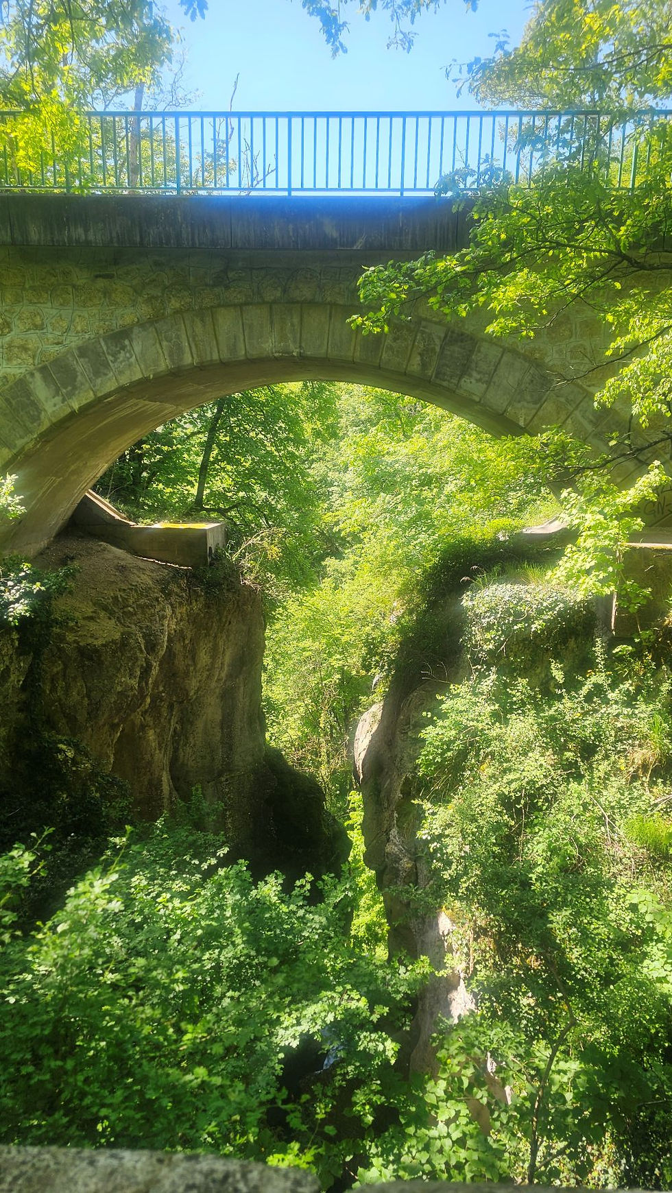 Zwischen den Felsen geht es tief hinunter