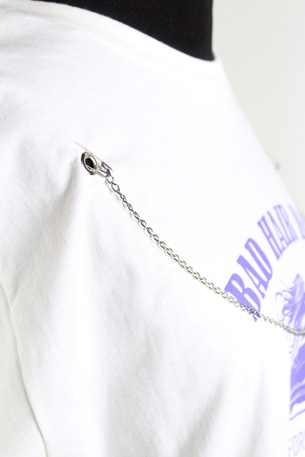 Miniatura: Cropped Bad Hair Day com corrente removível.