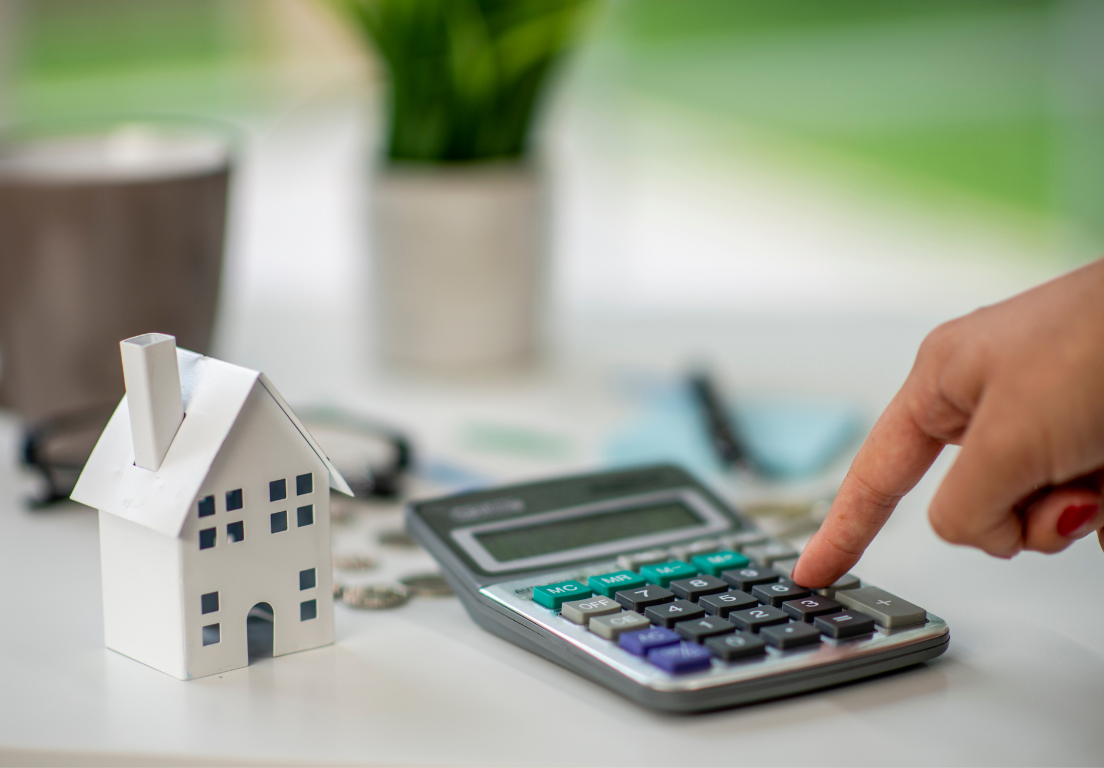Llaves de una vivienda sobre documentos de crédito hipotecario