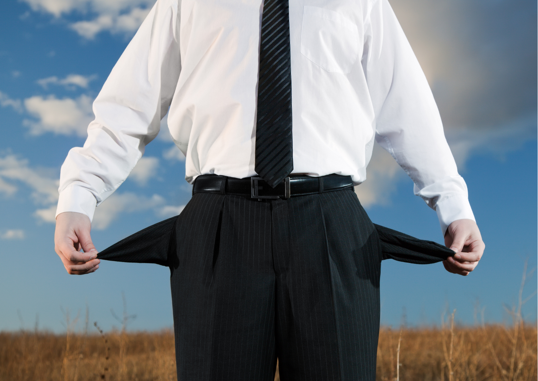 Manos entregando dinero sobre un contrato de crédito